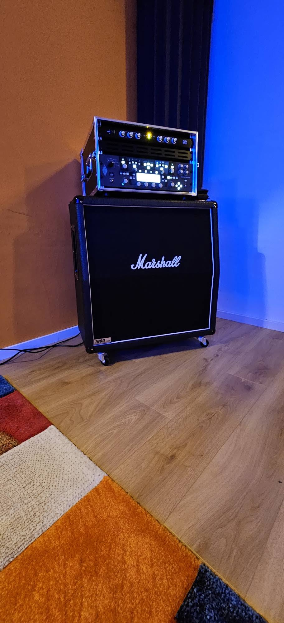 Kemper im Rack auf einer Marshall-Gitarrenbox