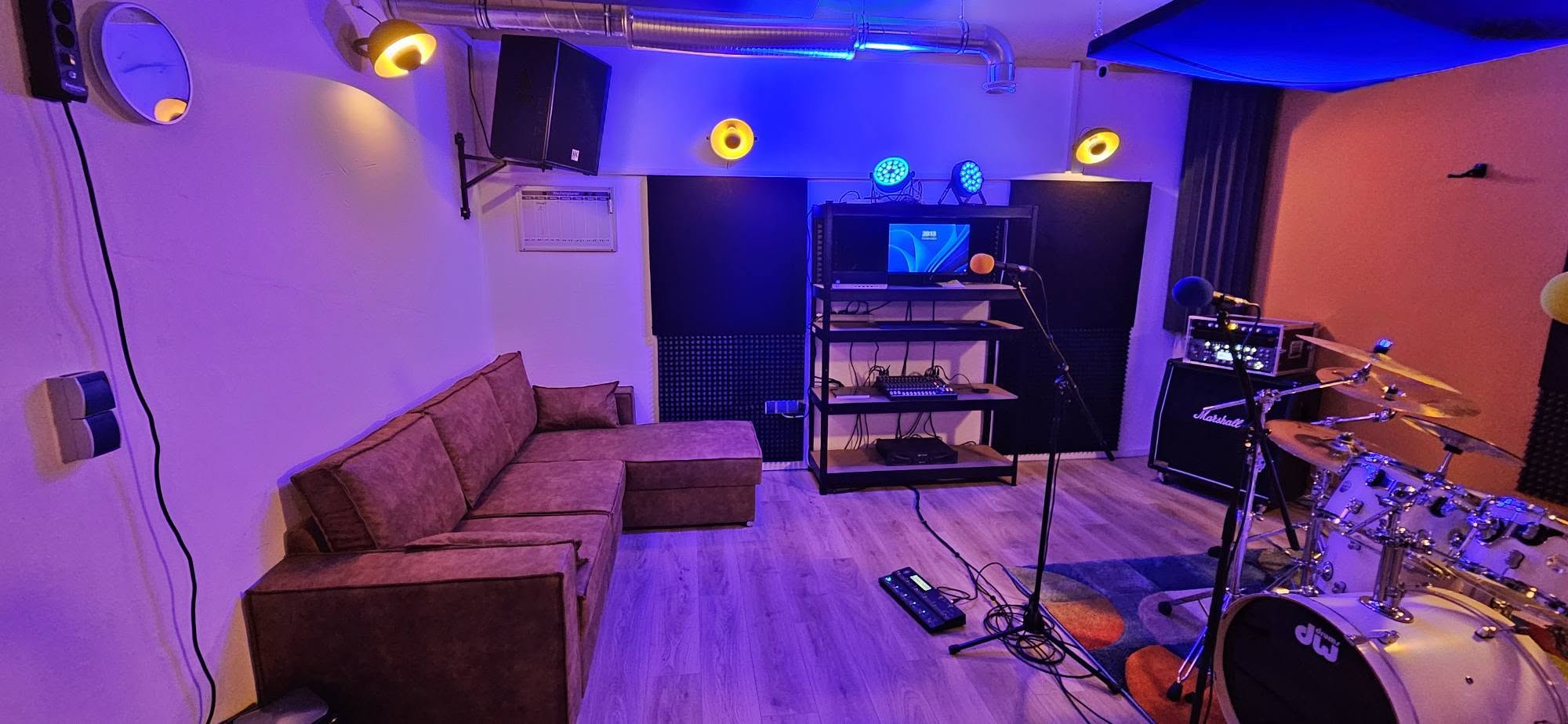 Analoger Mixer, Mikrofone und Sitzecke im Analog Studio