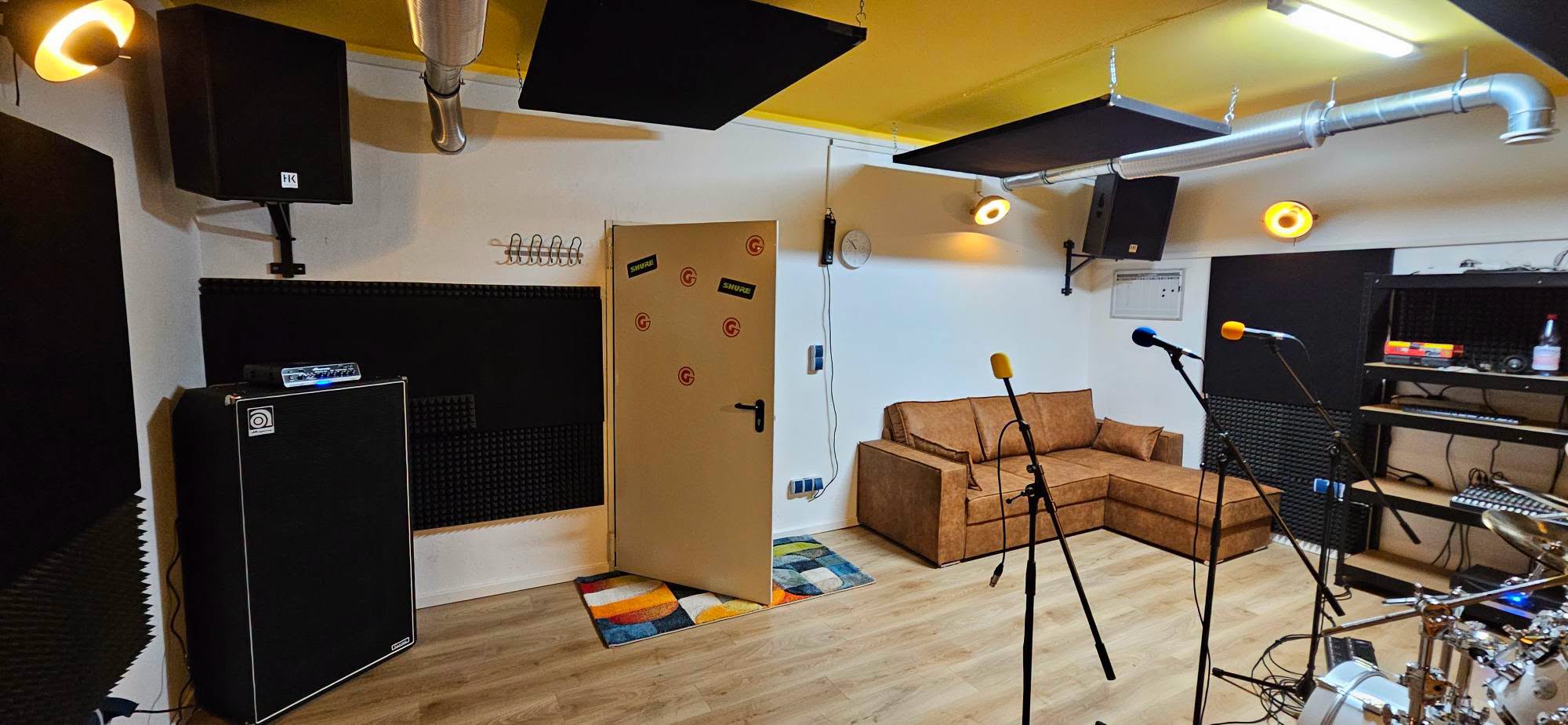 Ampeg-Bassanlage, Mikrofone und Sofa im Analog Studio