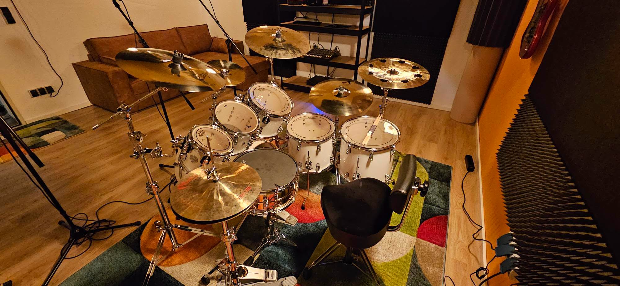 Schlagzeug aus Sicht des Drummers mit komplettem Beckensatz