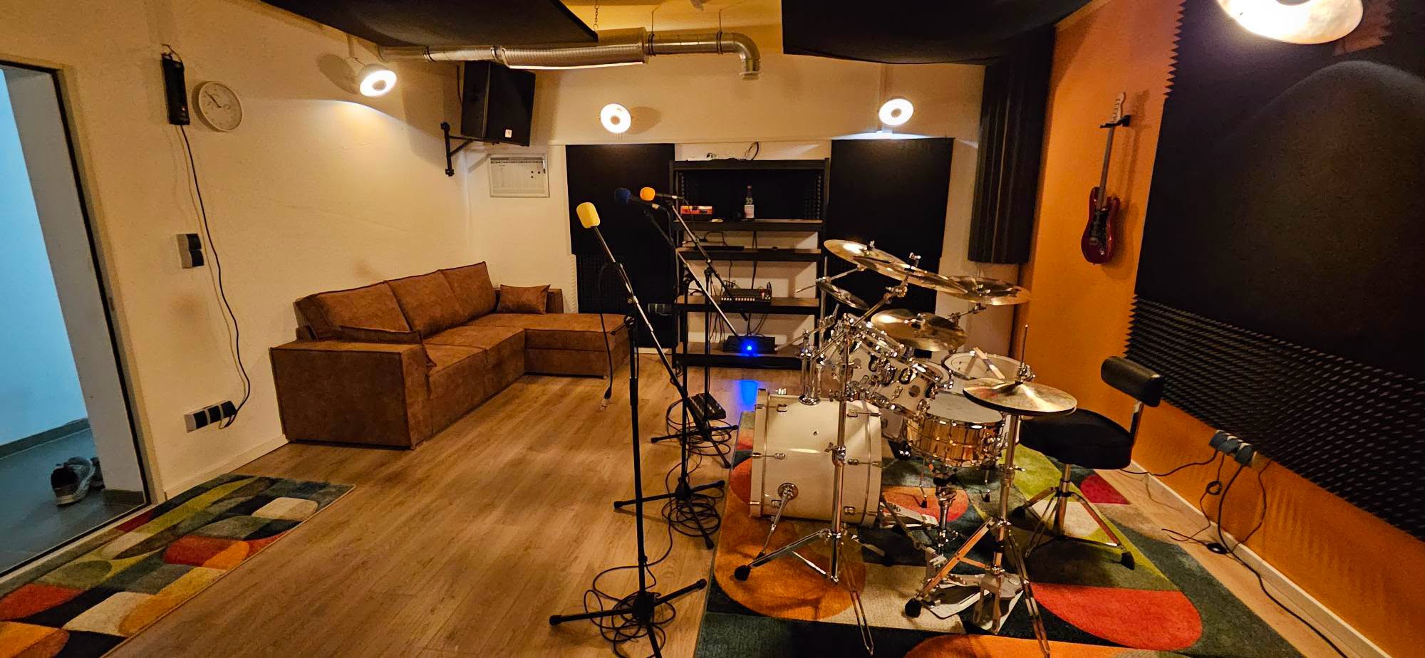 Schlagzeug und Sofa mit Blick zum analogen Mixer