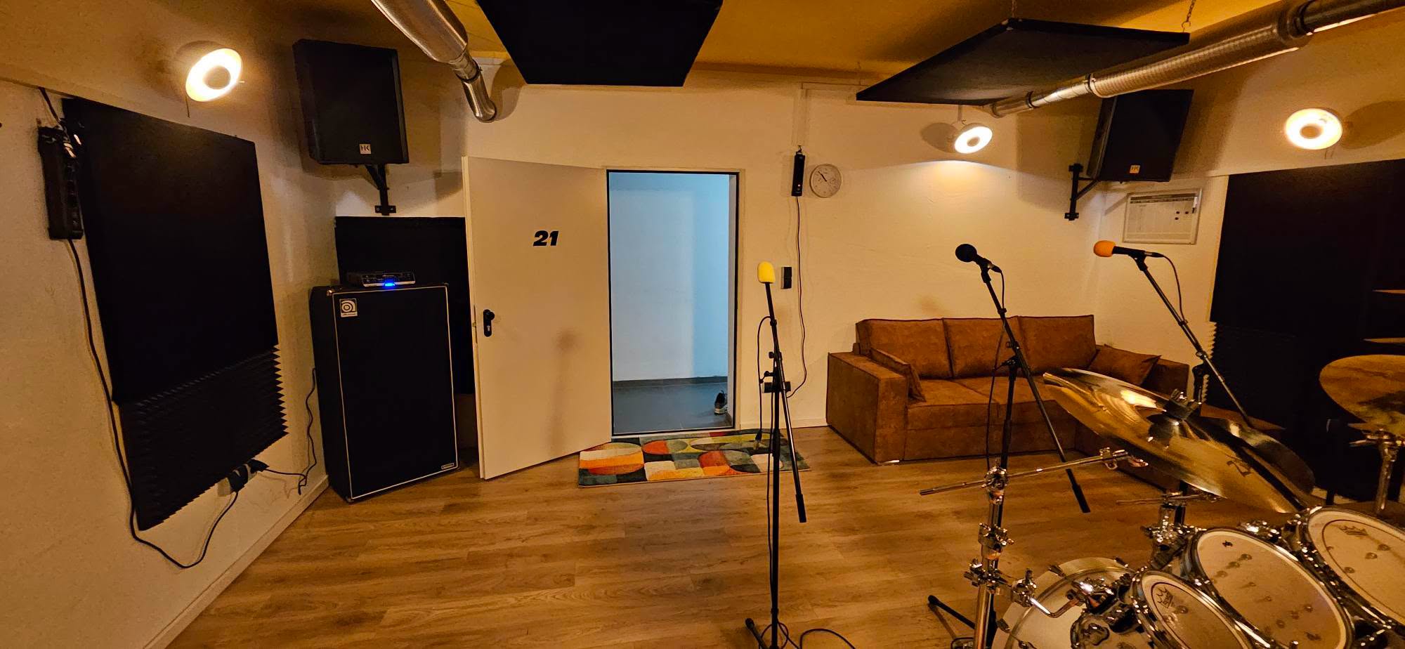 Blick auf die Ampeg-Box und drei Gesangsmikrofone