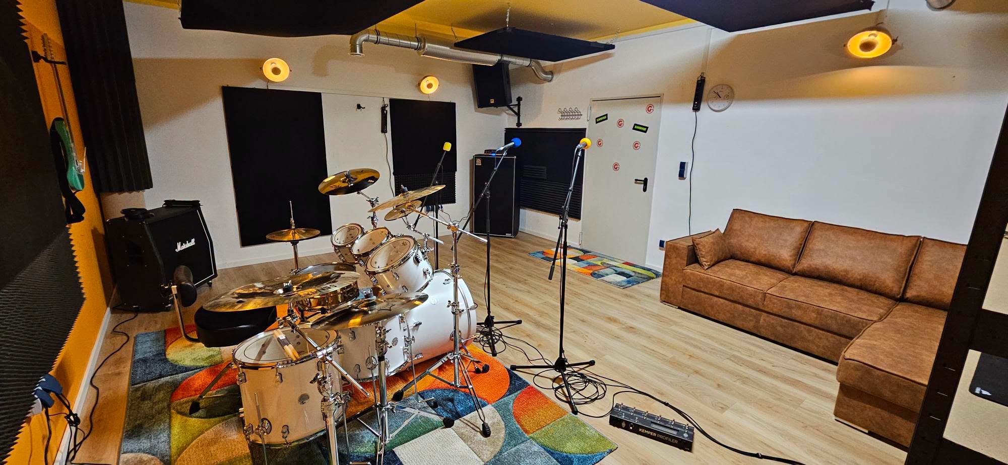 Schlagzeug und Gitarren-Backline mit Kemper Remote
