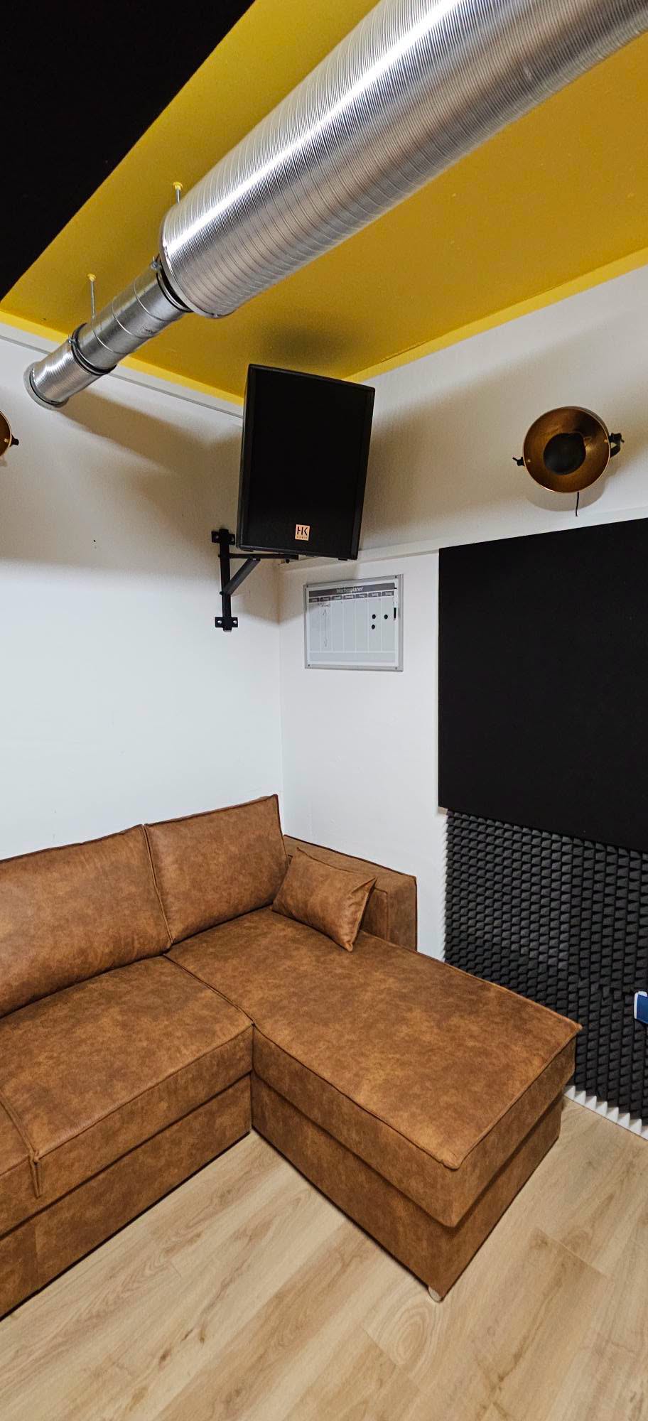 HK-PA-Box über dem Sofa