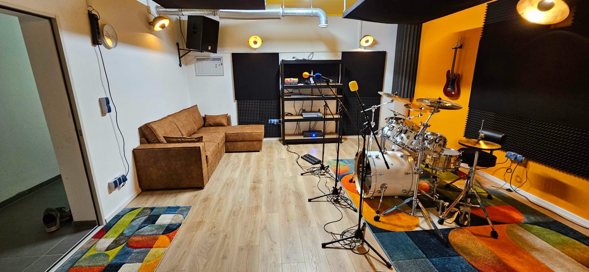Seitenansicht mit Schlagzeug, Mikrofonen und Mixer