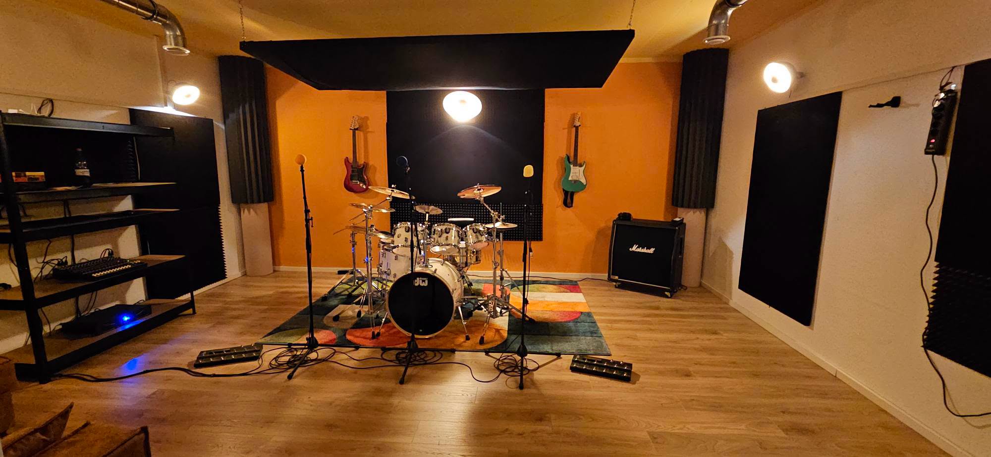 Analog Studio mit Schlagzeug, Marshall-Box und Mikrofonen