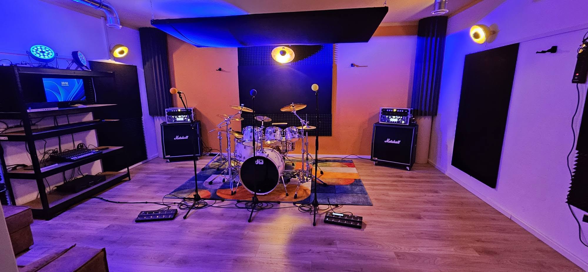 Analog Studio: Schlagzeug, Gitarren-Backline und Mikrofone
