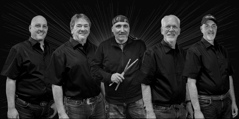 Charlys Finest – die fünf Bandmitglieder auf einem Schwarz-Weiß-Foto