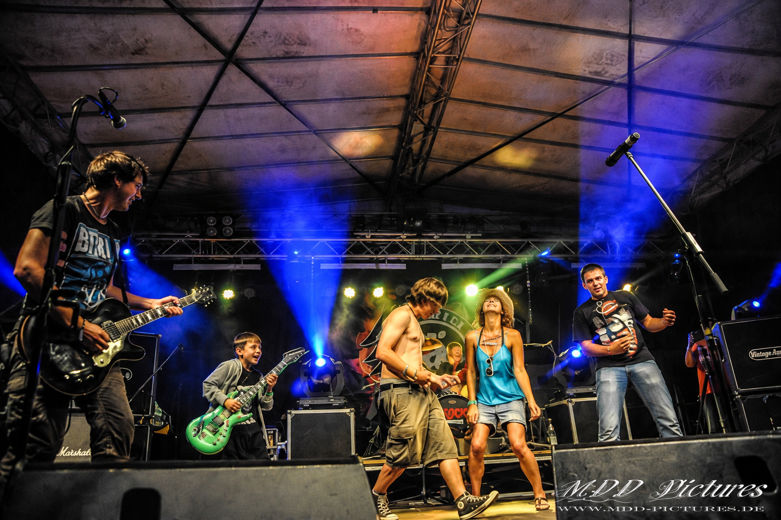 Claudias Opelgang live auf einer bunt beleuchteten Bühne – Foto: MDD Pictures