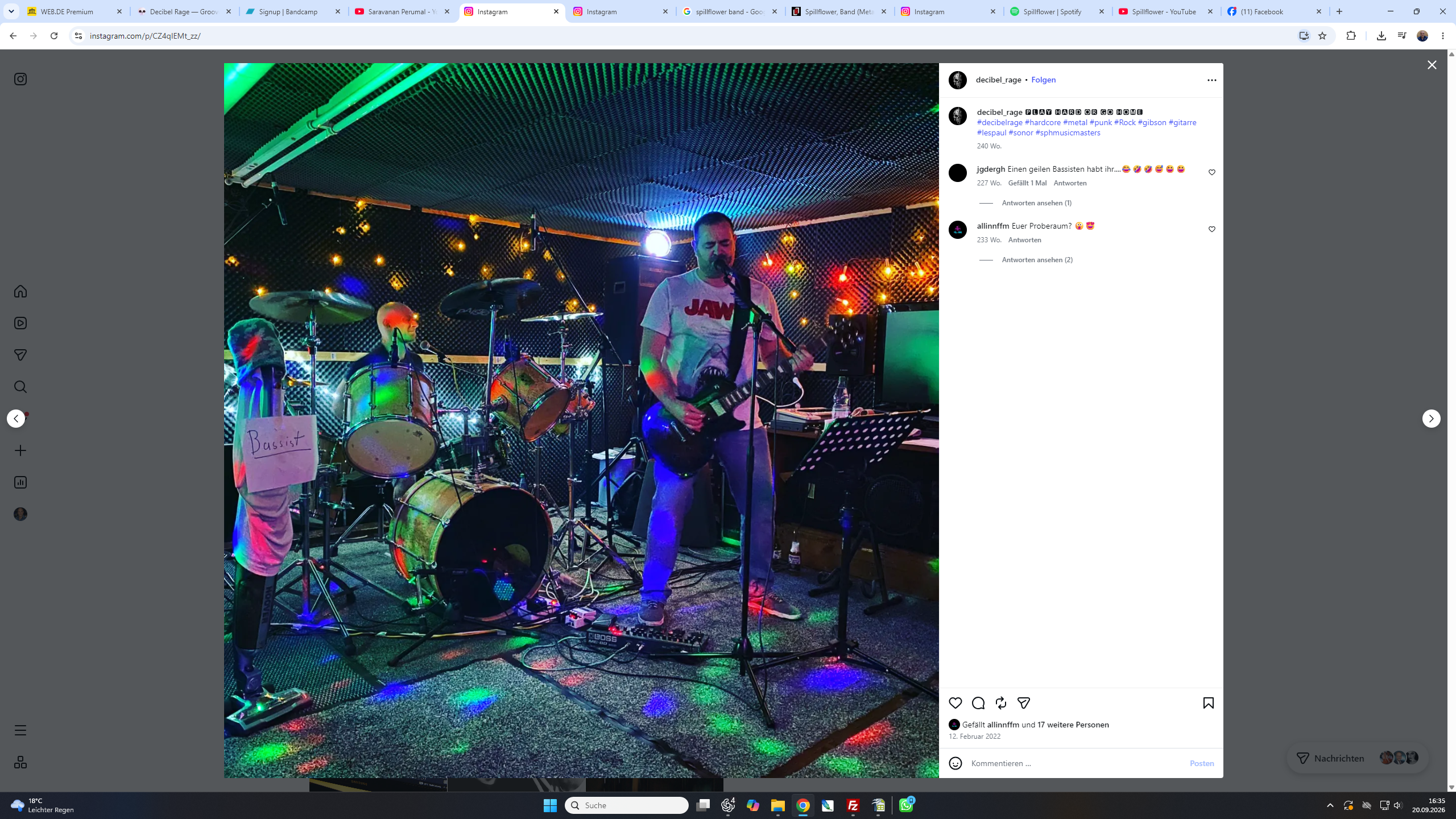 Decibel Rage mit Schlagzeug und Gitarre im bunt beleuchteten Proberaum