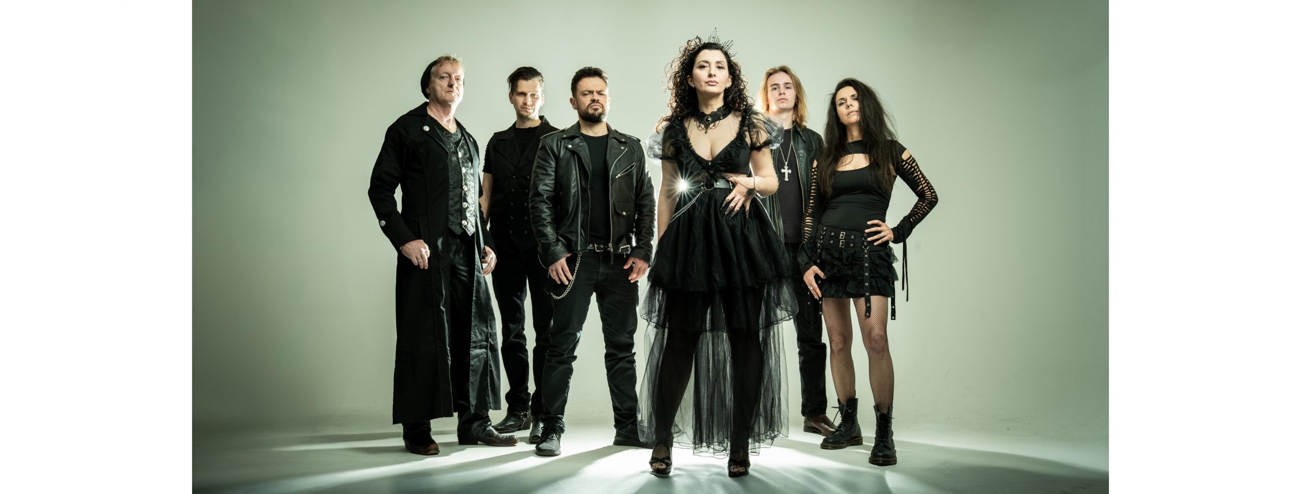 Evanation – die sechs Bandmitglieder beim gemeinsamen Fotoshooting