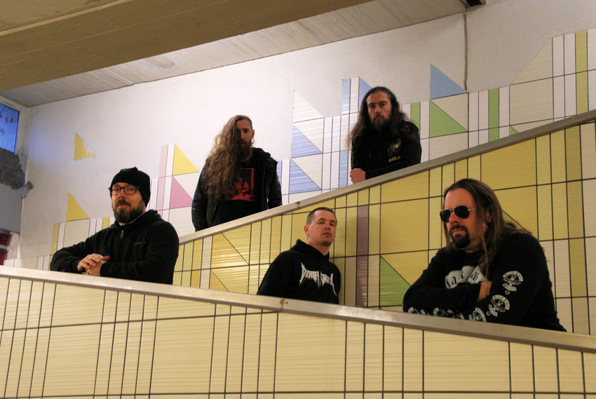 Die fünf Musiker von Hollowed im Treppenhaus