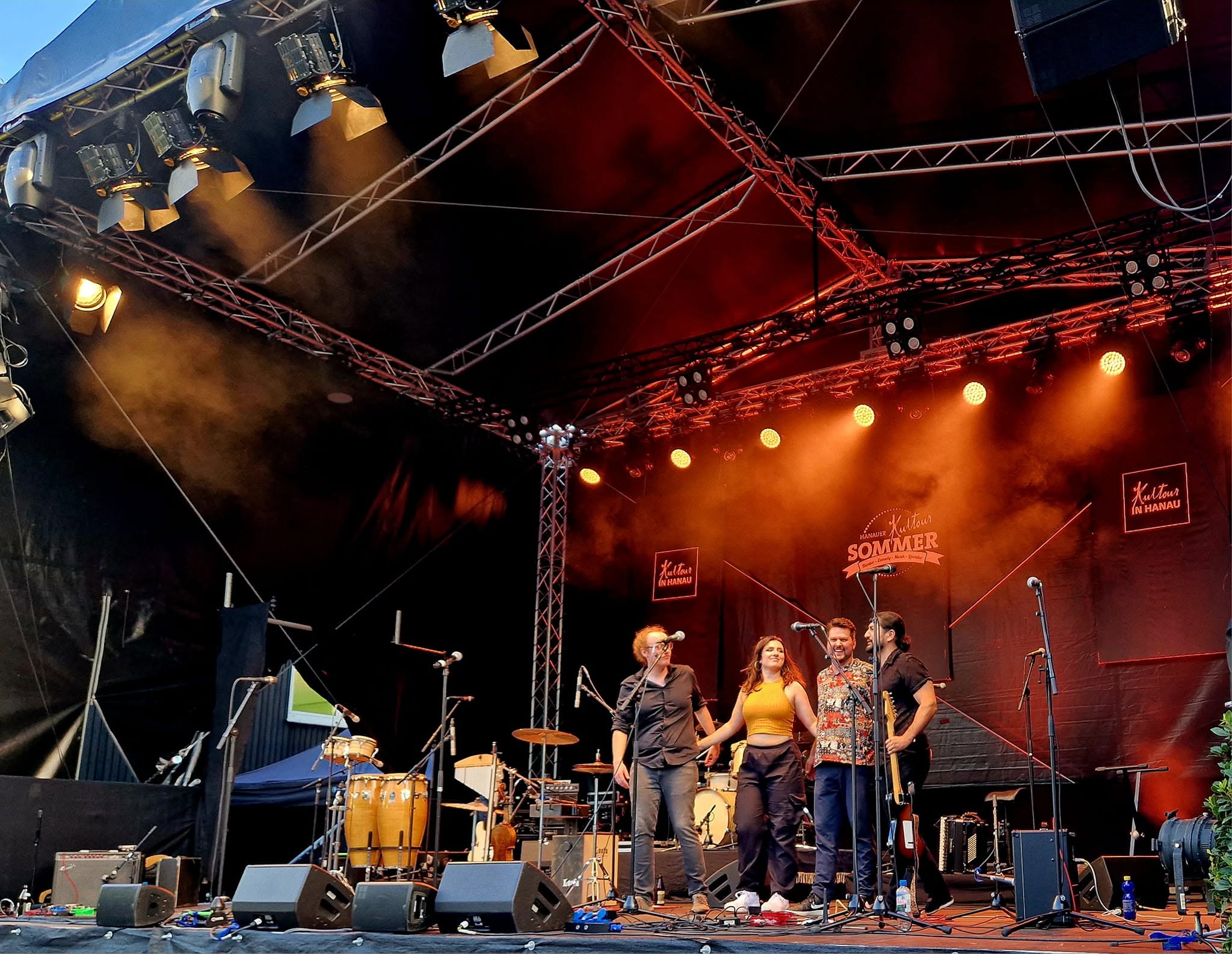 Kastedada gemeinsam auf der Bühne beim Hanauer Kultoursommer