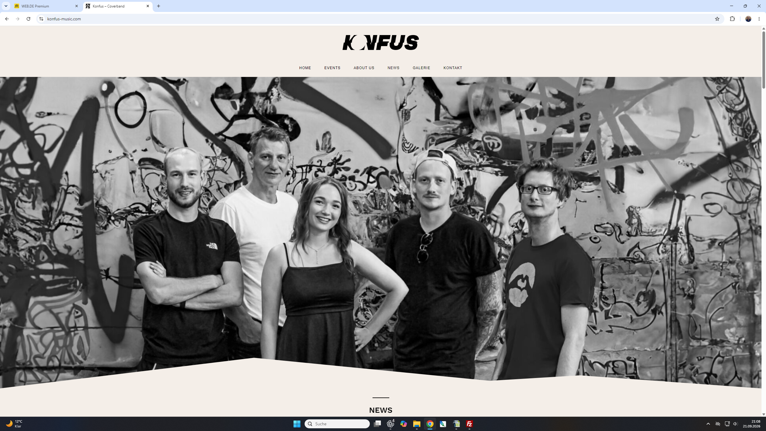 KONFUS – fünf Bandmitglieder vor einer Graffitiwand in Schwarz-Weiß