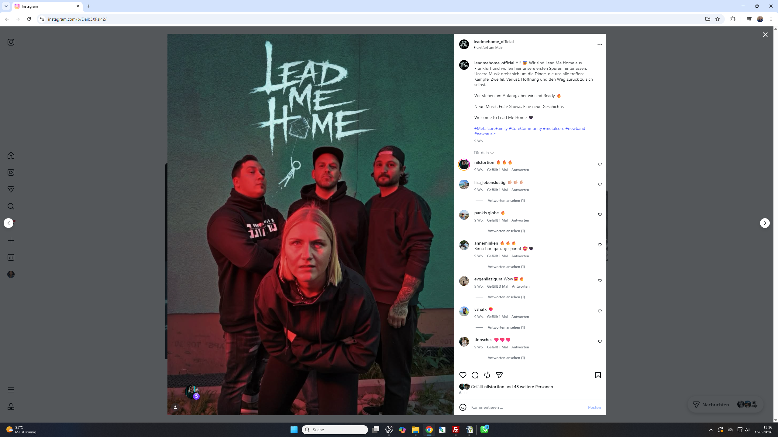 Lead me home – die vier Bandmitglieder im roten Licht