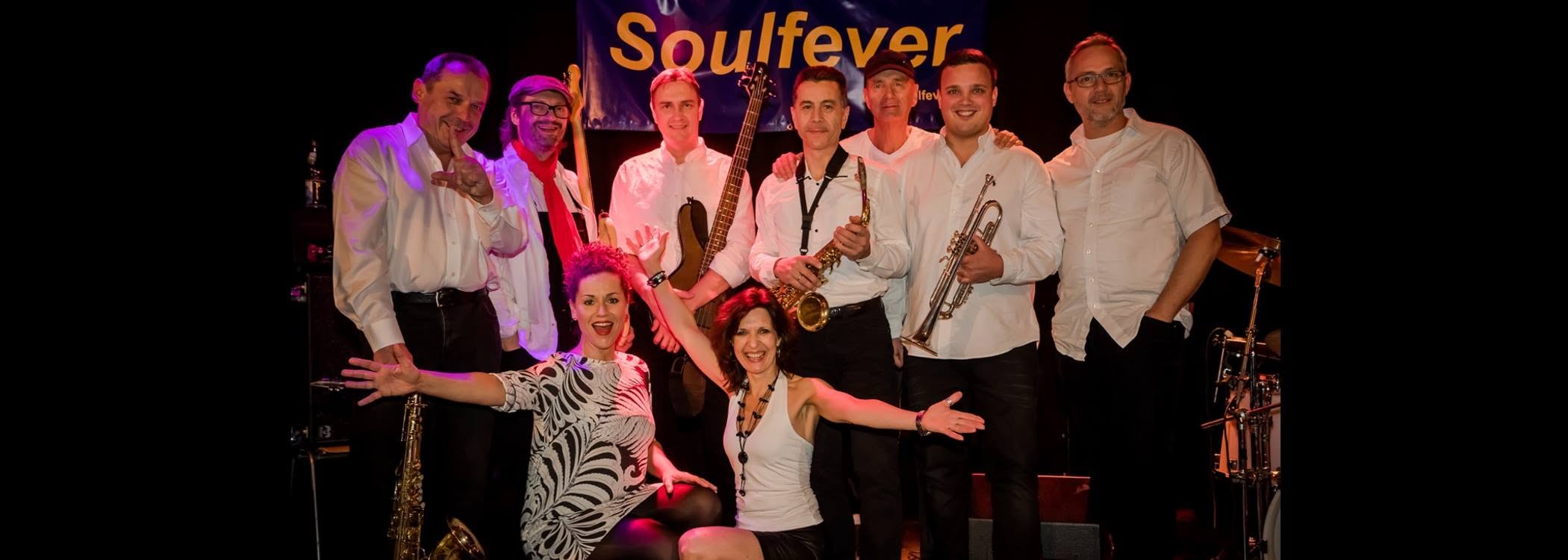 Soulfever – die neun Bandmitglieder gemeinsam auf der Bühne