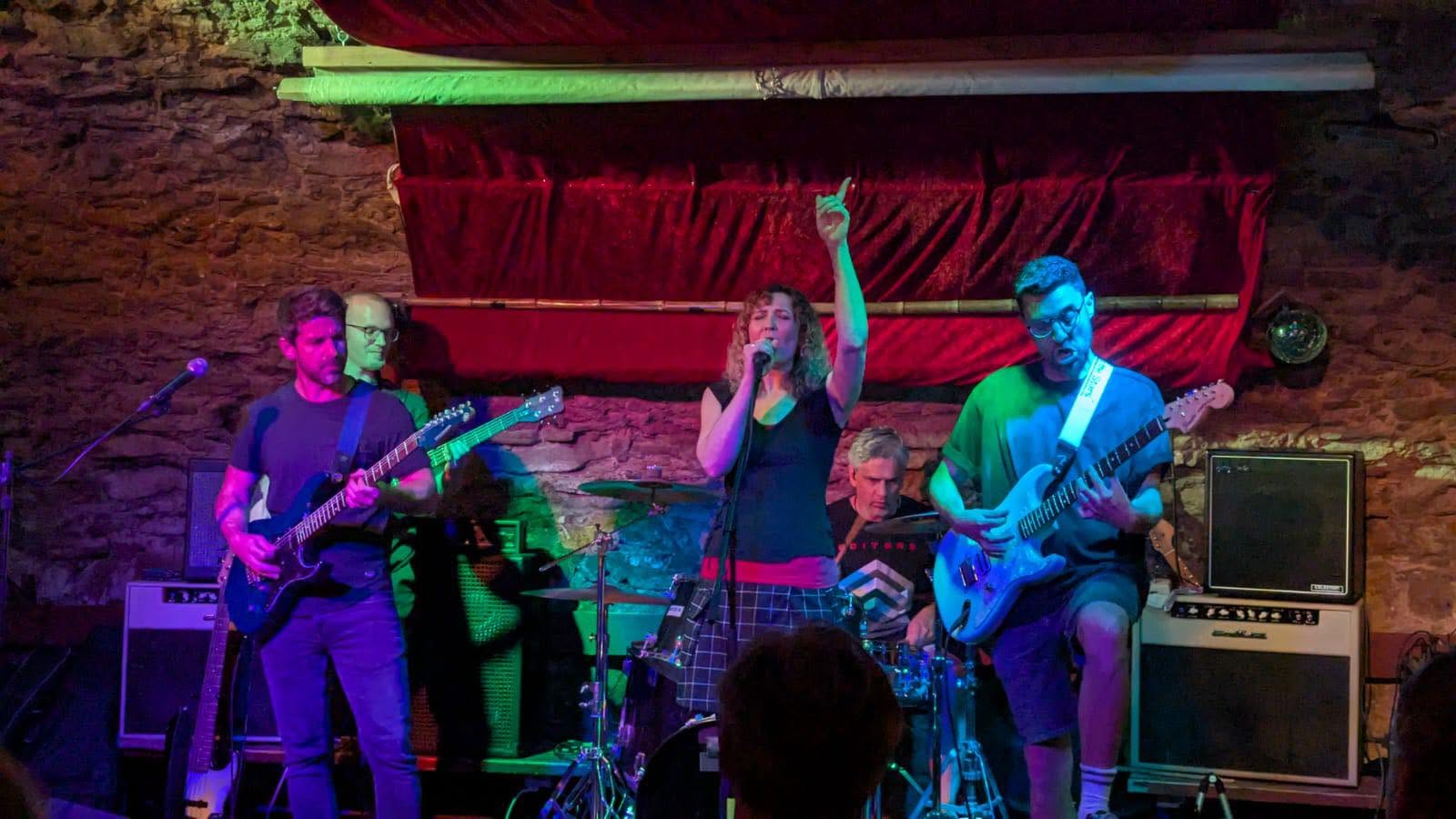 Sundays in the Attic mit Gesang, zwei Gitarren, Bass und Schlagzeug auf der Bühne