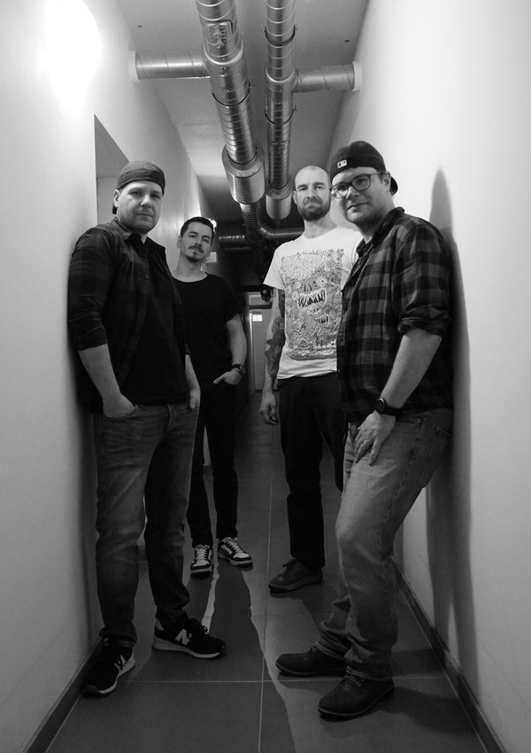 These are my Friends – die vier Bandmitglieder auf einem Schwarz-Weiß-Foto im Flur