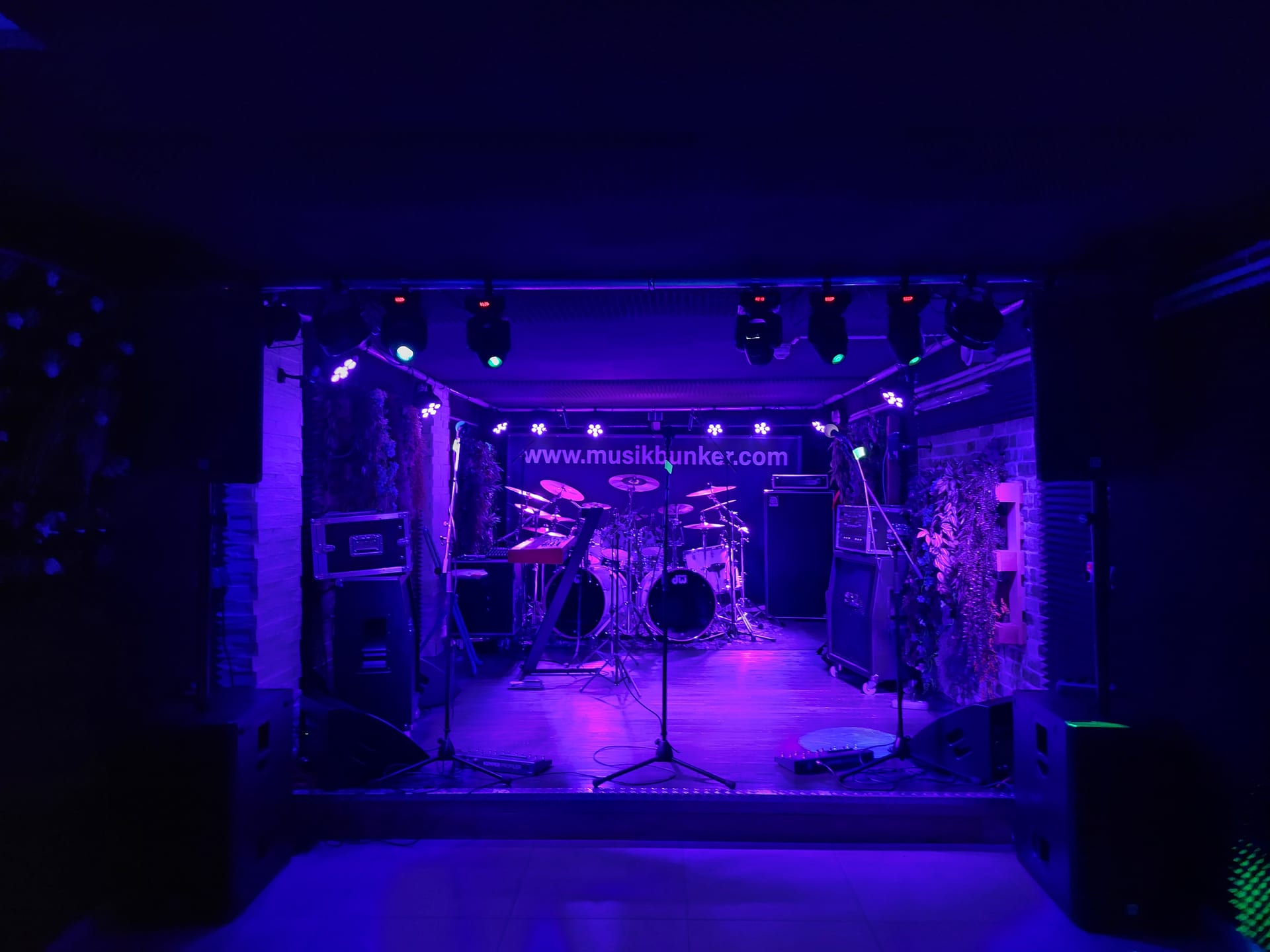 Bühne XXL im Musikerzentrum Rodgau mit Schlagzeug und Backline