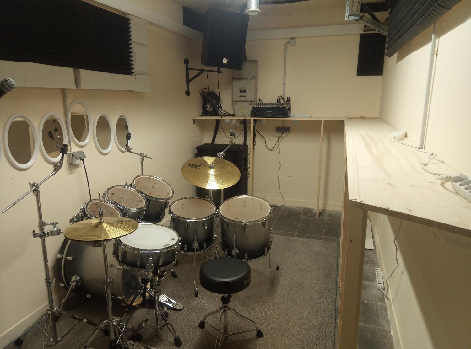 Historische Aufnahme eines Raum- oder Bühnenbereichs 25 im Musikerzentrum Rodgau