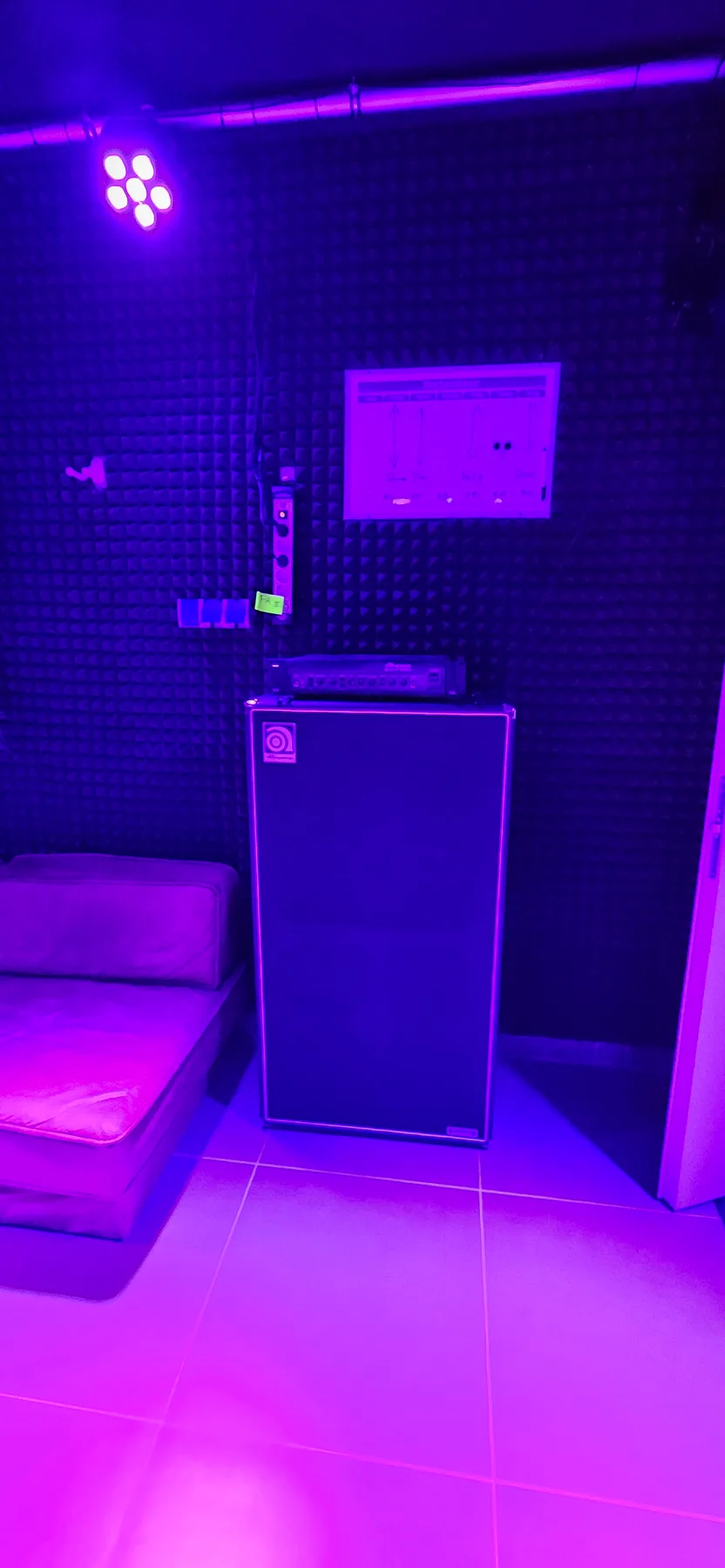 Ampeg-Bassanlage neben der Sitzecke in violettem Licht