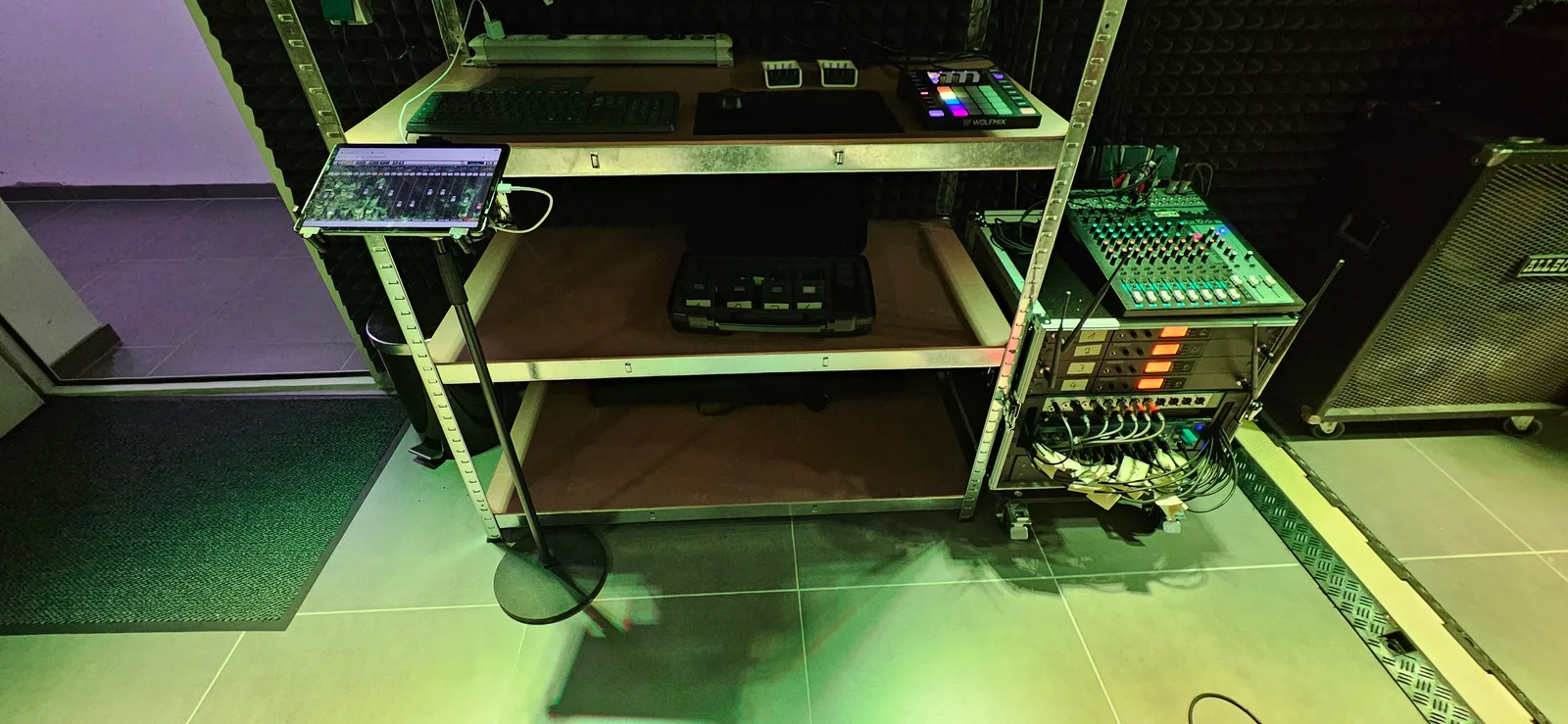 Tablet-Steuerung, Mischpult und Monitoring-Rack