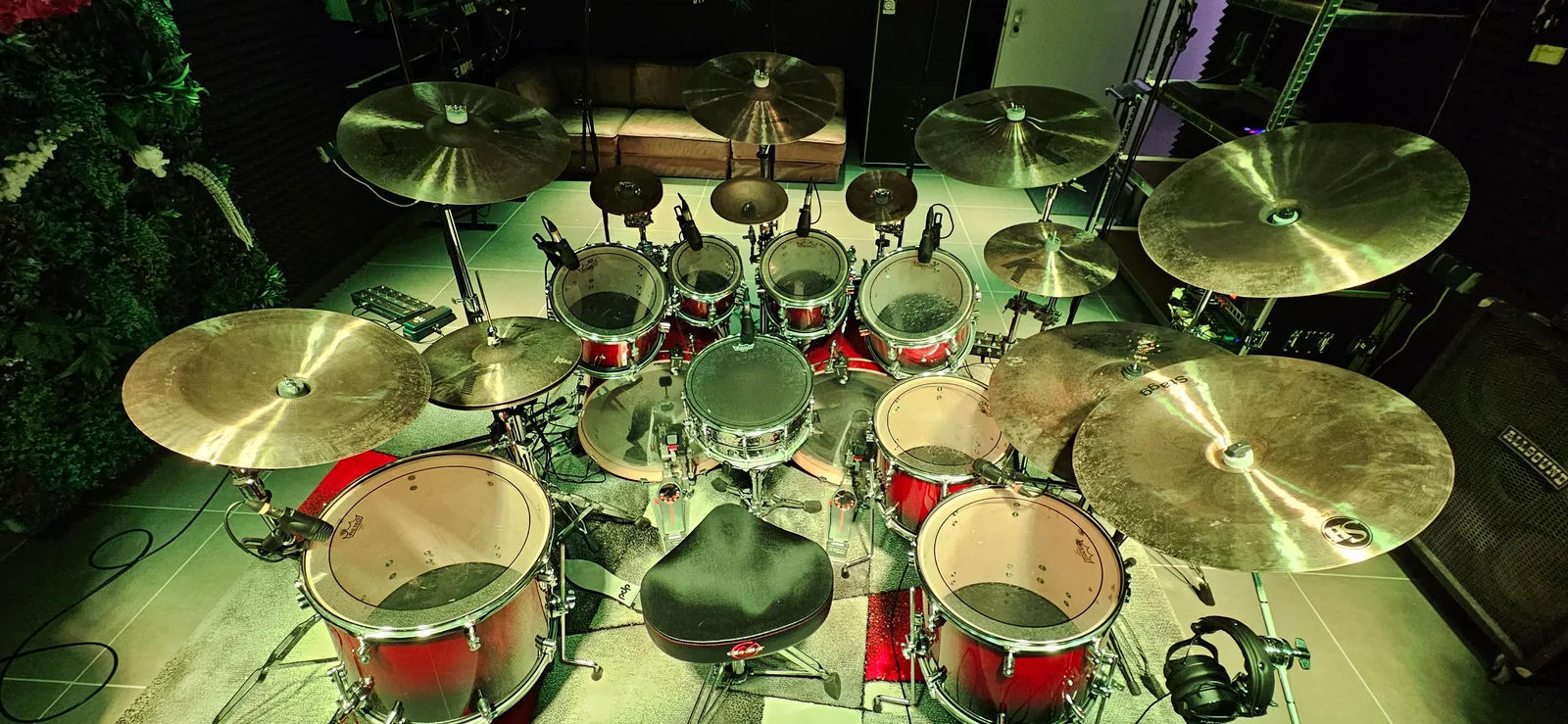 Schlagzeug mit zwei Bassdrums und Beckensatz aus Sicht des Drummers