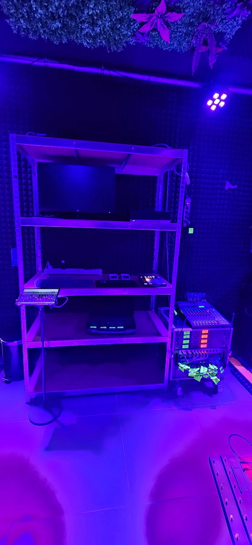 Technikplatz mit Monitor, Tablet und Mischpult in violettem Licht