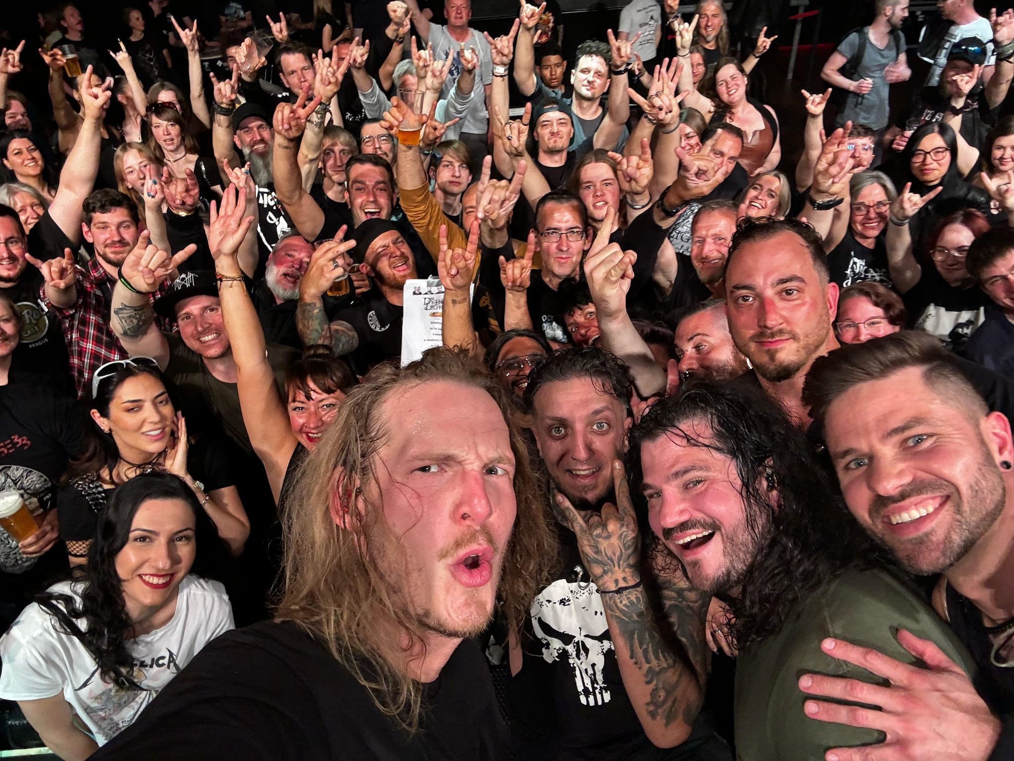 Bands und begeistertes Publikum beim Rockenfestival 2024 im Bett in Frankfurt